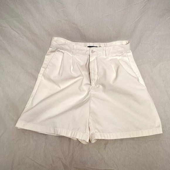 Vintage White Pleated Front Light Denim Shorts - Picture 7 of 12